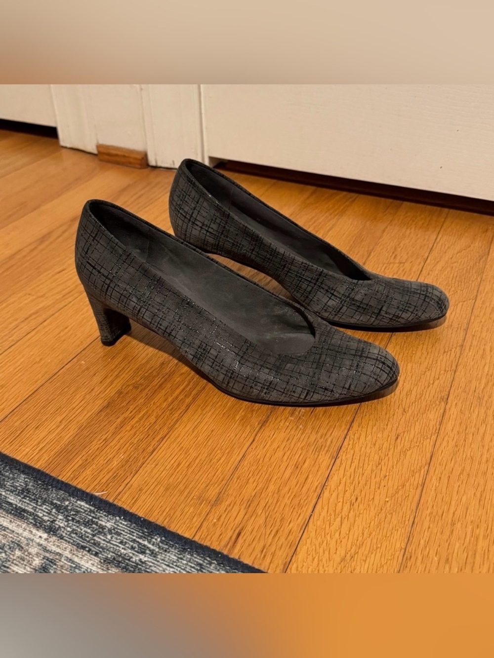 Stuart Weitzman Metallic Grey
Plaid Heels, size 8